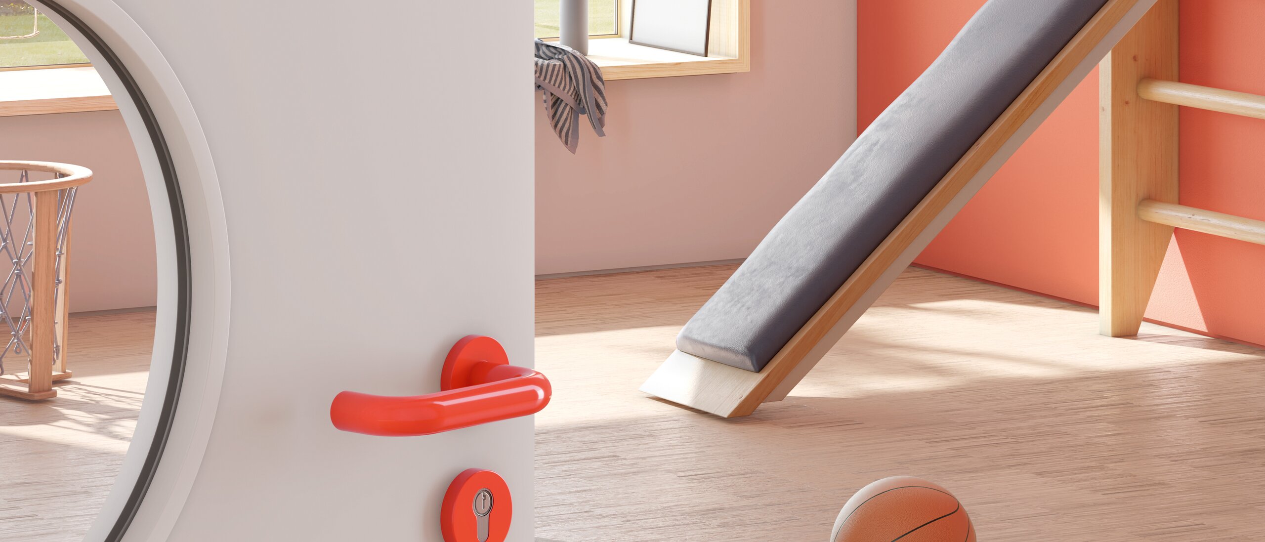 Porte d'une salle de sport d'une école maternelle équipée d'une béquille de couleur orange en polyamide