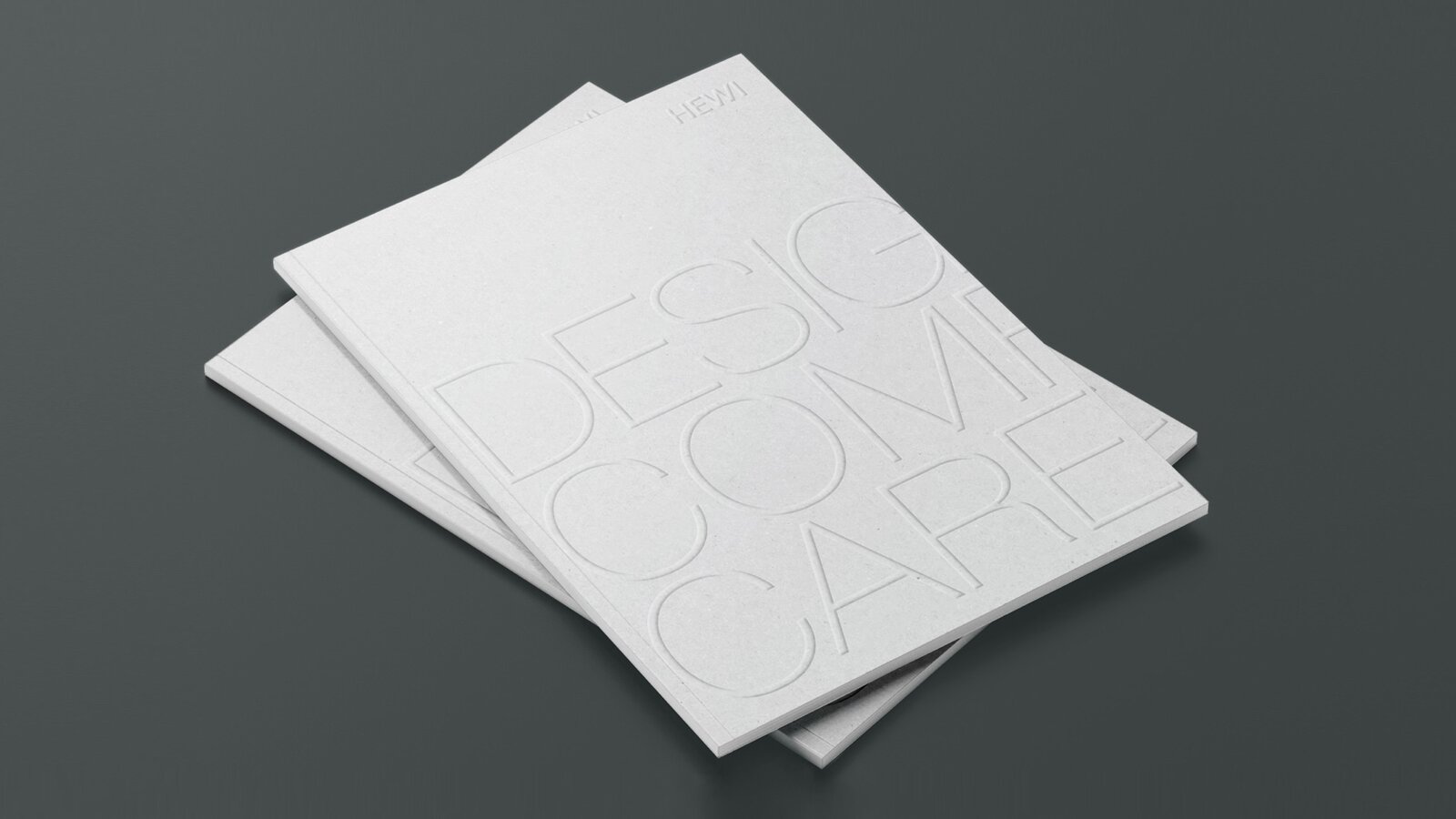 Twee gestapelde brochures met de naam Design Comfort Care