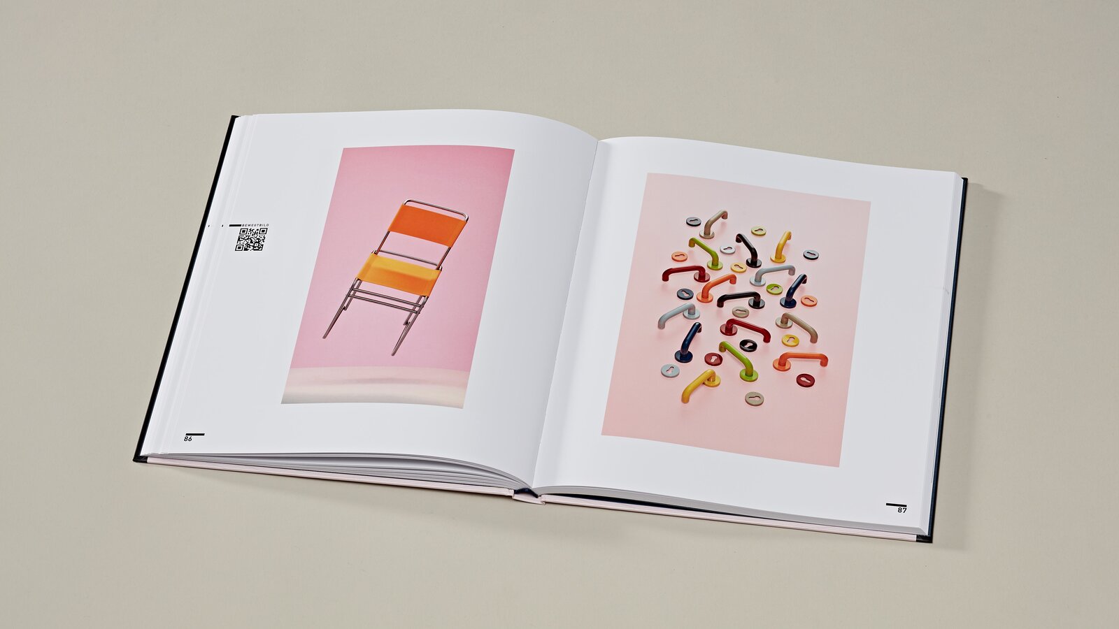 2 opengeslagen pagina's van het kunstboek over de Bauhaus tentoonstelling rechts HEWI hendel 111 in 8 kleuren, links oranje stoel