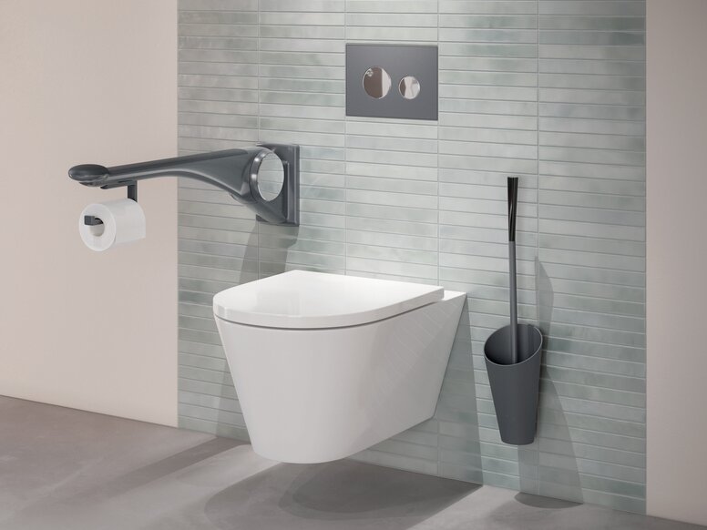 WC équipé d'une barre d'appui rabattable et d'une brosse WC de couleur anthracite mate