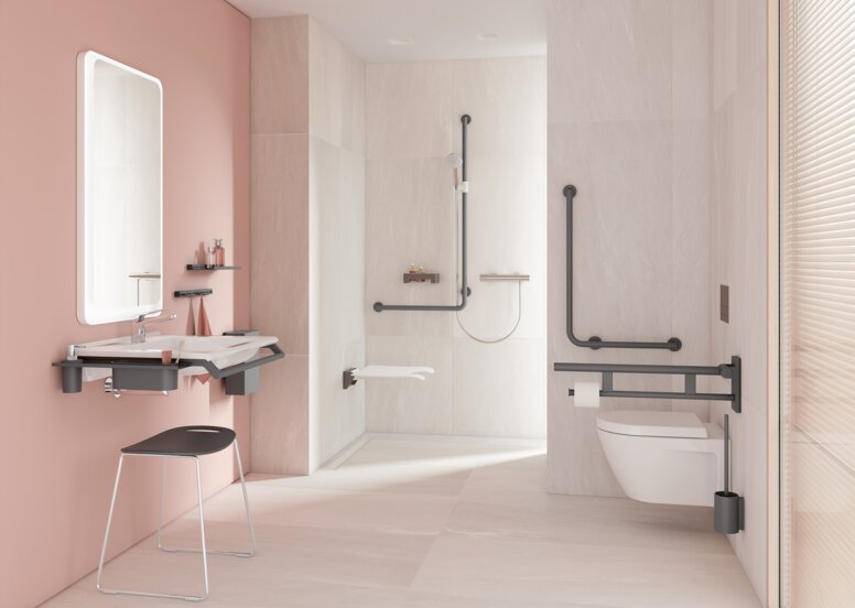 Salle de bain accessible avec lavabo, espace douche et WC