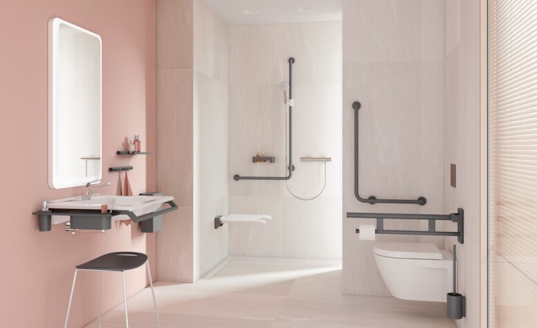 Salle de bain accessible avec lavabo, espace douche et WC