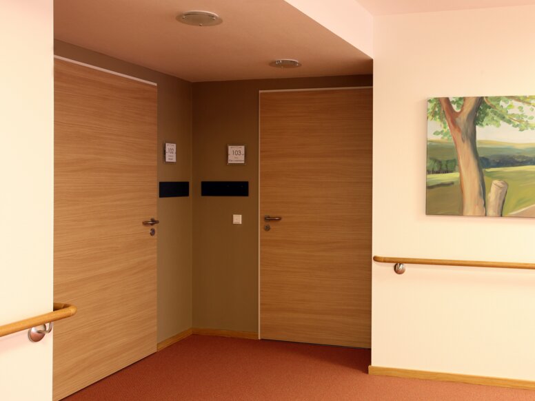 Care bathroom equipped with a stool, soap dispenser, hygiene waste bin and System 800 paper towel dispenser