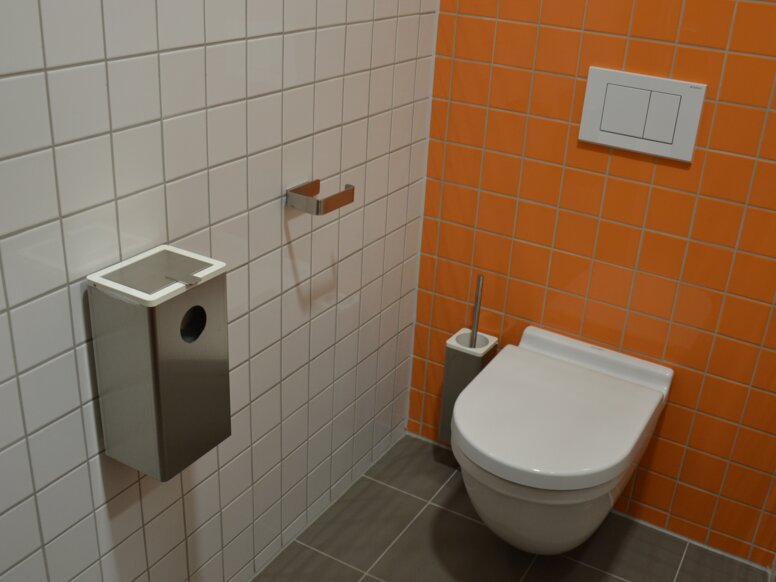 Toilette ausgestattet mit WC-Bürstengarnitur, Hygieneabfallbehälter und WC-Papierhalter Serie 805