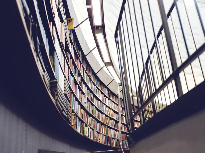 Bibliothèque avec un mur arrondi rempli de livres