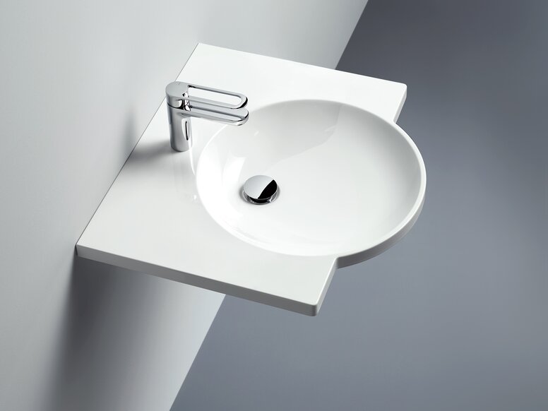 Washbasin with round basin and single-lever tap in chrome